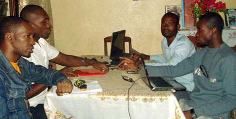 Reunión para crear CAMFAIDS en 2009. De izquierda a derecha: Patrick Bouli,  Karim Eyango, Mballa Michel y Dominique Menoga.