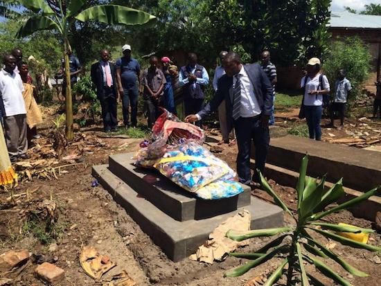 Funeral de Emmanuel Arituha, guardia de seguridad asesinado el 22 de mayo en el ataque a la organización no gubernamental Human Rights Awareness and Promotion Forum (HRAPF). Imagen sacada de Human Rights Watch